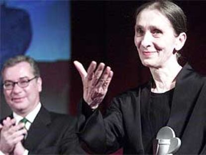 La coreógrafa alemana Pina Bausch, ayer por la tarde en Sant Miquel dels Reis, donde recibió el Premio Mundial de las Artes Valldigna.
/ MÒNICA TORRES
