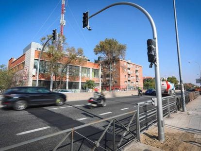 Instalación de semáforos en el tramo urbano de la A-5 a su paso sobre la avenida de los Poblados.