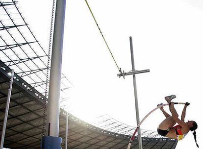 Yelena Isinbayeva, durante la prueba de salto de pértiga