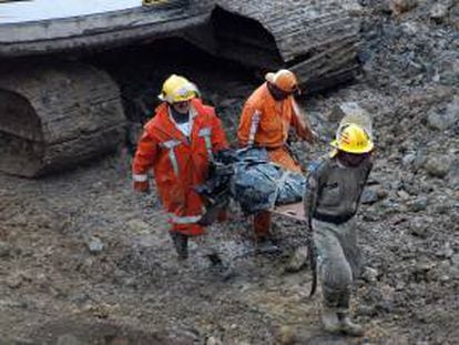 Miembros de los bomberos y la Defensa Civil colombiana rescatan a una persona tras el derrumbe de una mina de oro en el departamento colombiano del Cauca. EFE/Archivo