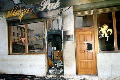 Fachada del club de alterne Alazán tras el incendio intencionado que sufrió en la noche del sábado.