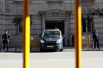 Vista de un furgón policial a su llegada al Tribunal Supremo, el pasado 18 de abril.
