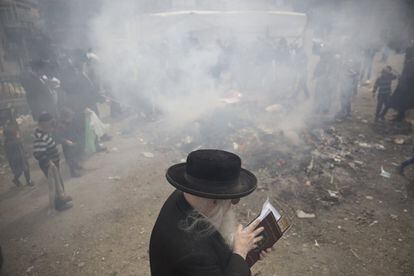 Ultra-Orthodox Jewish men and children burn leavened items in final preparation for the Passover holiday in Jerusalem, Monday, April 10, 2017. Jews are forbidden to eat leavened foodstuffs during the Passover holiday that celebrates the biblical story of the Israelites' escape from slavery and exodus from Egypt. (AP Photo/Oded Balilty)