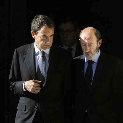 El presidente del Gobierno, José Luis Rodríguez Zapatero, y el ministro del Interior, Alfredo Pérez Rubalcaba,  tras la visita de la capilla ardiente del guardia civil Juan Piñuel Villalón, asesinado por ETA en mayo de 2008.
