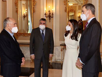 Los reyes Felipe VI y Letizia conversan con el poeta Joan Margarit en presencia del ministro de Cultura, José Manuel Rodríguez Uribes, en la entrega del Premio Cervantes.