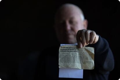 Domingo Rivas muestra un recorte de periódico con la noticia del grave accidente que sufrió en 2007 en la N-122.