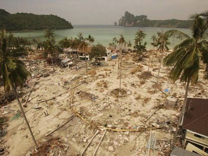 Una de las playas del archipiélago Kho Phi Phi (Tailandia) devastada por el tsunami de 2004.