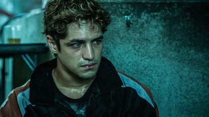 El actor Gabriel Leone en un fotograma de 'DOM', serie de Amazon Prime Video.