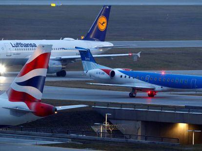 Un avi&oacute;n de Flybmi, entre aparatos de Lufthansa y British Airways, el pasado mes de enero en el aeropuerto de Munich.