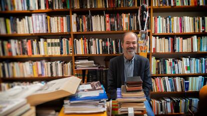 El escritor mexicano Juan Villoro en su biblioteca personal.