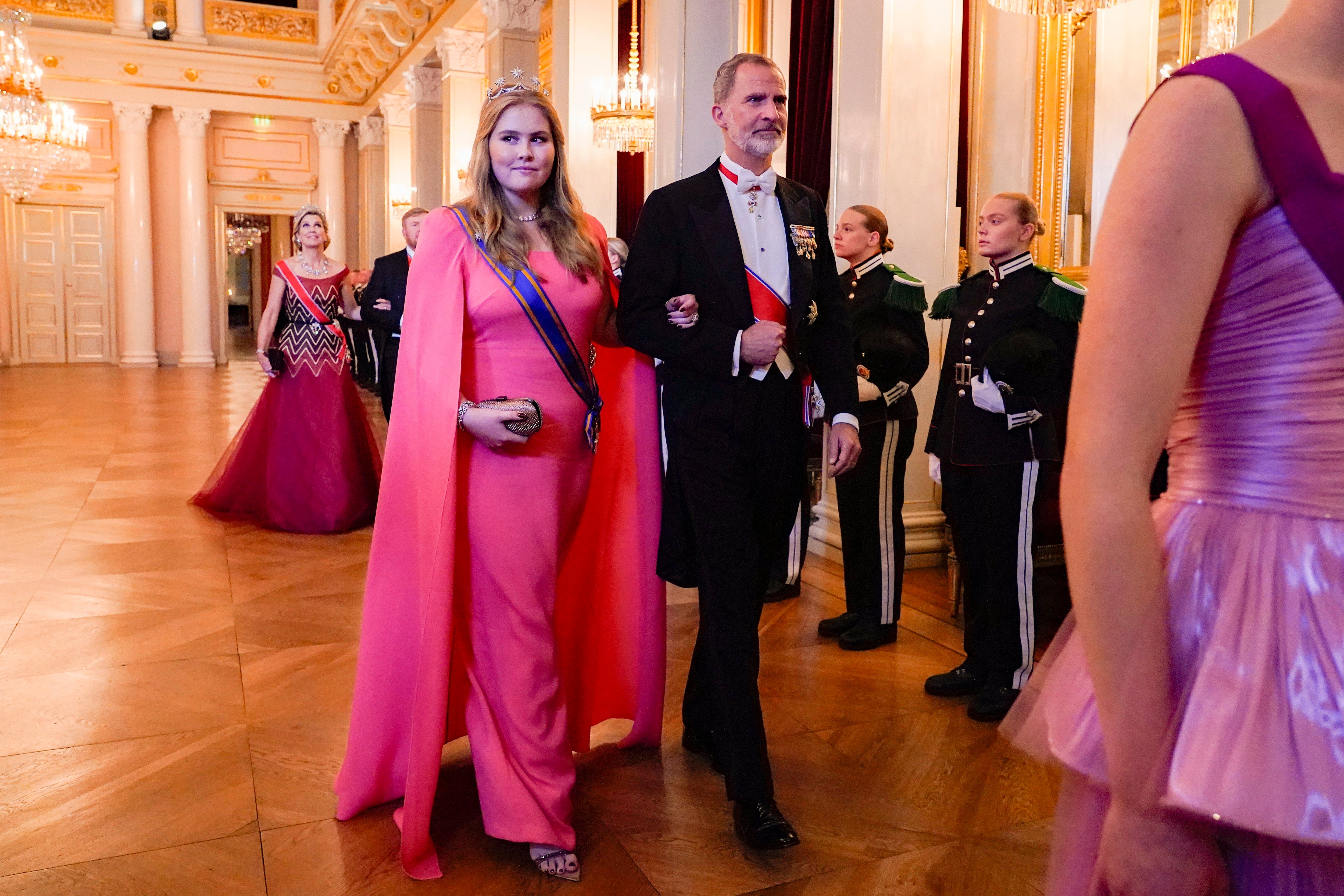 La princesa Amalia de Holanda y el rey Felipe VI antes de la cena de gala de la princesa Ingrid de Noruega por su 18º cumpleaños, el 17 de junio de 2022.