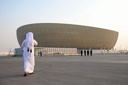 Un aficionado se dirige al Lusail Stadium, recinto en el que se disputará la final del Mundial de Qatar.