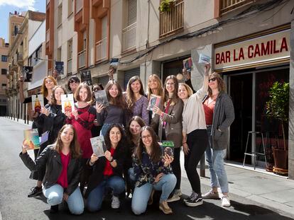 Las lectoras del Club Bovary frente al Bar La Camila de Barcelona, donde se reúnen desde hace un año.