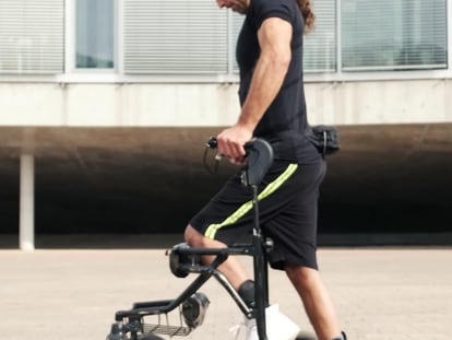 Michel Rocatti camina con un andador tras haber quedado parapléjico en un accidente de moto.