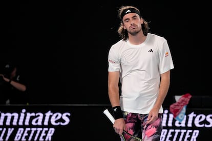 Tsitsipas muestra su tristeza tras perder el segundo set ante Djokovic (6-7).