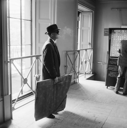 Un hombre entra en la National Gallery de Londres para investigar el robo del 'Retrato del duque de Wellington' que había sido robado. Era el 23 de agosto de 1961.