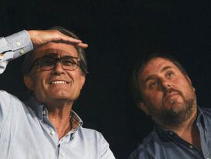 El president de la Generalitat,  Artur Mas, junto al presidente de ERC, Oriol Junqueras.