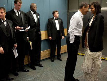 Barack y Michelle Obama, rodeados de agentes del servicio secreto, en un descanso del Baile celebrado tras ganar las elecciones.