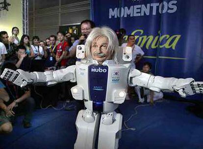 Un momento de la presentación del robot con el rostro de Albert Einstein.