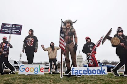 Una intervención con carteles de los jefes de Google, Sundar Pichai; Twitter, Jack Dorsey; y Facebook, Mark Zuckerberg afuera del Capitolio, Washington este jueves.