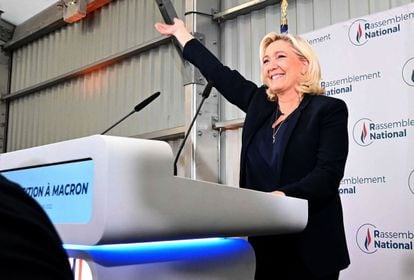 Marine Le Pen comparece este domingo en Henin-Beaumont, en el norte de Francia, tras conocer las primeras proyecciones electorales.