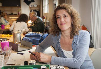 La holandesa Martine Postma reside en Ámsterdam, donde hace una década abrió el primer Repair Café para luchar contra la obsolescencia programada.