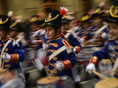 Tamborileros con sus uniformes marchan en la tradicional Tamborrada infantil.