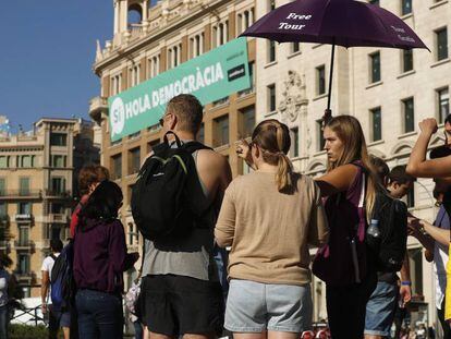 Turistas en la plaza de Catalu&ntilde;a de Barcelona