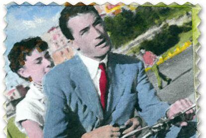 El imaginario colectivo sobre el país mediterráneo también incluye el 'glamour' de estrellas de Hollywood como Audrey Hepburn y Gregory Peck a bordo de una Vespa recorriendo, de vacaciones, las calles de Roma.