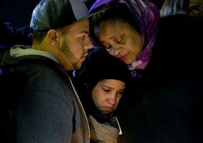 Tres personas se abrazan en Nueva York durante una vigilia en memoria de los dos oficiales de policía que fueron asesinados por un hombre armado que en protesta por la brutalidad policial de los últimos meses en varias ciudades de Estados Unidos. El asesino terminó suicidándose tras acabar con la vida de los dos agentes.