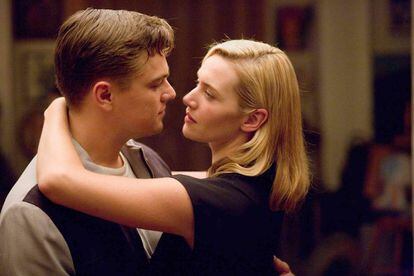 Leonardo DiCaprio y Kate Winslet autoconvenciéndose de que son felices en 'Revolutionary road' (2008).