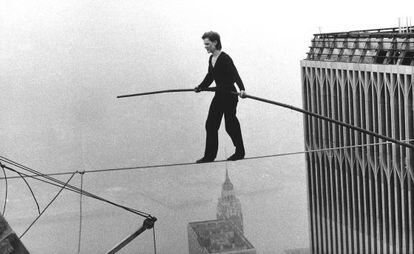 Philippe Petit, en su famoso paseo entre las dos Torres Gemelas la mañana del 7 de agosto de 1974.