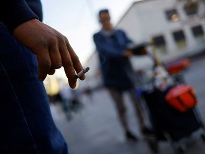 Un hombre fuma en una plaza pública en Ciudad Juárez, el 13 de enero de 2023.