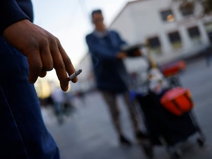 Un hombre fuma en una plaza pública en Ciudad Juárez, el 13 de enero de 2023.