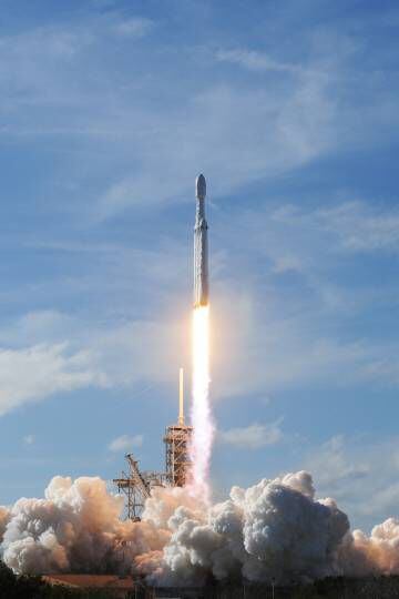 La empresa de transporte aeroespacial SpaceX –fundada por Elon Musk– promete el primer viaje comercial a la Luna para finales de 2018. Hace unas semanas, SpaceX lanzó al espacio el cohete Falcon Heavy (en la imagen).