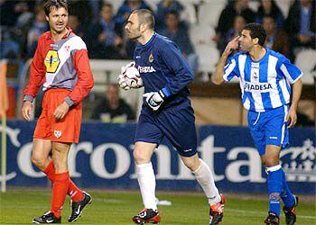 Molina sujeta la pelota, junto al rayista Bolic y Naybet.