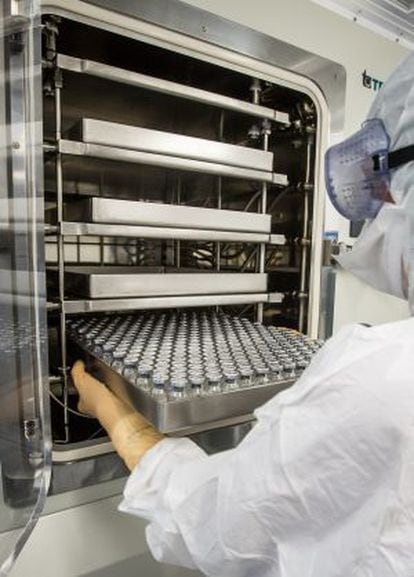 Trabajadora de la unidad de Farmacia Hospitalaria del hospital Virgen de las Nieves de Granada