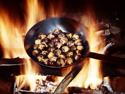 Asado de castañas en sartén de hierro fundido.