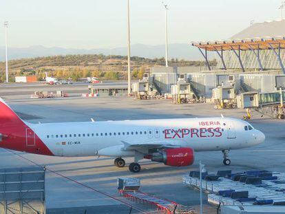 Uno de los aviones de Iberia Express en Madrid-Barajas.