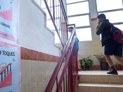 Un niño sube las escaleras en el primer día de clases en el CEIP Soler i Godes de Castellón (Valencia), este lunes.