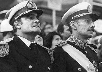 El almirante Emilio Massera (izquierda), junto a Jorge Videla, miembros de la Junta Militar que gobernó Argentina de 1976 a 1983.