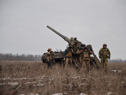 Militares ucranios se preparan para disparar una pieza de artillería en la zona de Bajmut.