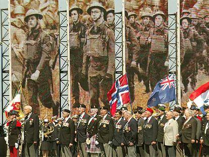 Veteranos de los 14 países que participaron en el desembarco de Normandía conmemoran el 60º aniversario.