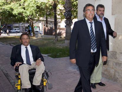 El empresario Enrique Ortiz (en el centro), a su llegada al juzgado.