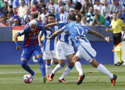 El jugador del Leganés Carl Medjani i el del Baracelona Neymar durant el partit de La Lliga que tots dos equips han disputat a l'estadi de Butarque.