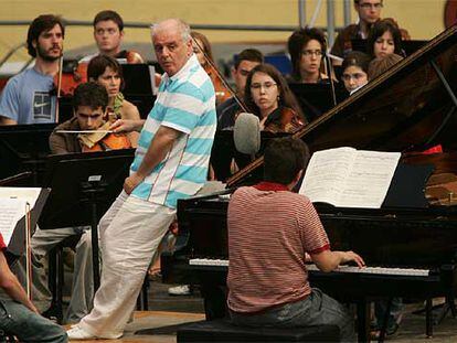 Daniel Barenboim, de pie, observa a Javier Perianes, al piano, ante los músicos de la Joven Orquesta de Andalucía en Marbella.