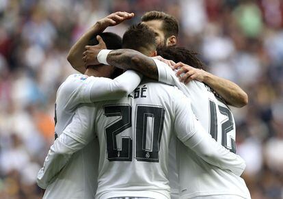 El delantero del Real Madrid Jesé Rodríguez (c) celebra con sus compañeros, el gol marcado ante Las Palmas, el tercero del equipo.
