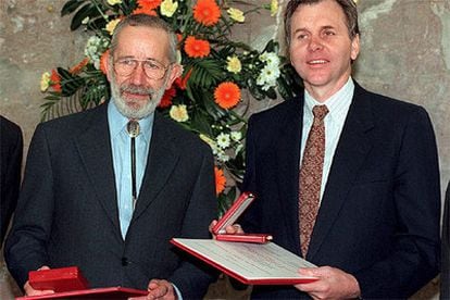 Robin Warren, a la izquierda, junto a Barry Marshall, en una imagen de 1997.