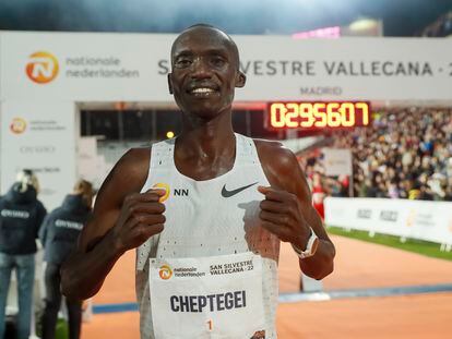 El ugandés Joshua Cheptegei, este sábado en la popular San Silvestre Vallecana, en la que más de 41.000 corredores han participado por las calles de Madrid.