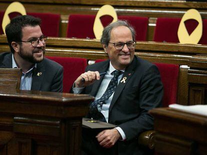 Pere Aragonès (izquierda) y Quim Torra, este martes en el Parlament.
